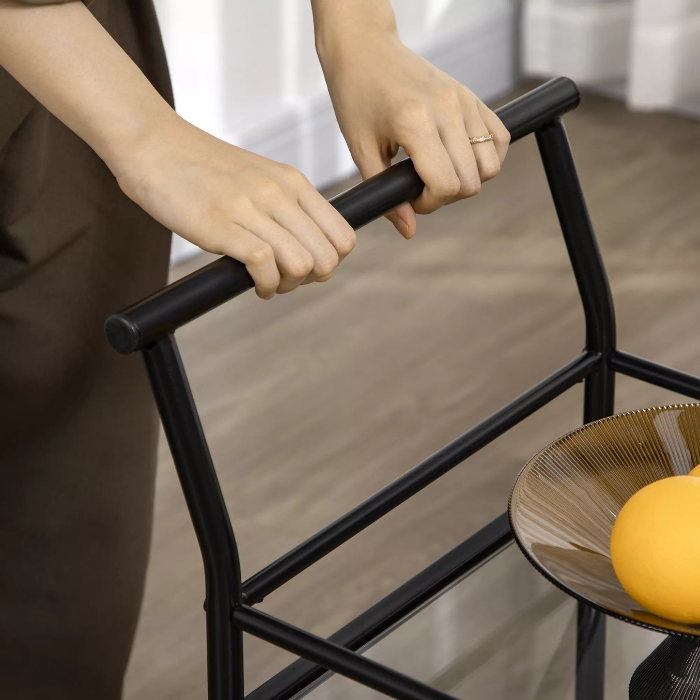 Juodas virtuvės vežimėlis su 4 ratukais, 2 lentynomis ir rankenomis, 75 cm x 40 cm x 80 cm