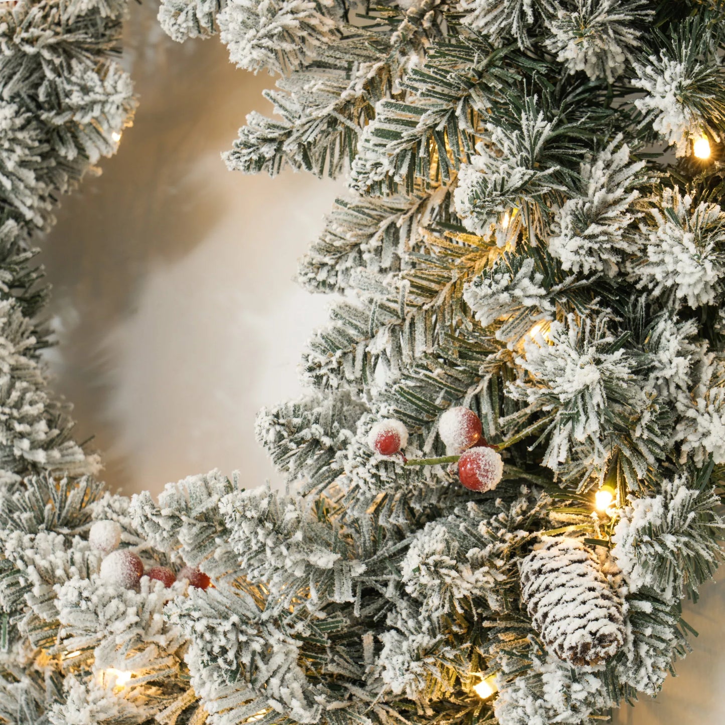 Kalėdinis vainikas su LED apšvietimu, raudonomis uogomis, natūraliai atrodantis, Ø60 x 10 cm, žalias