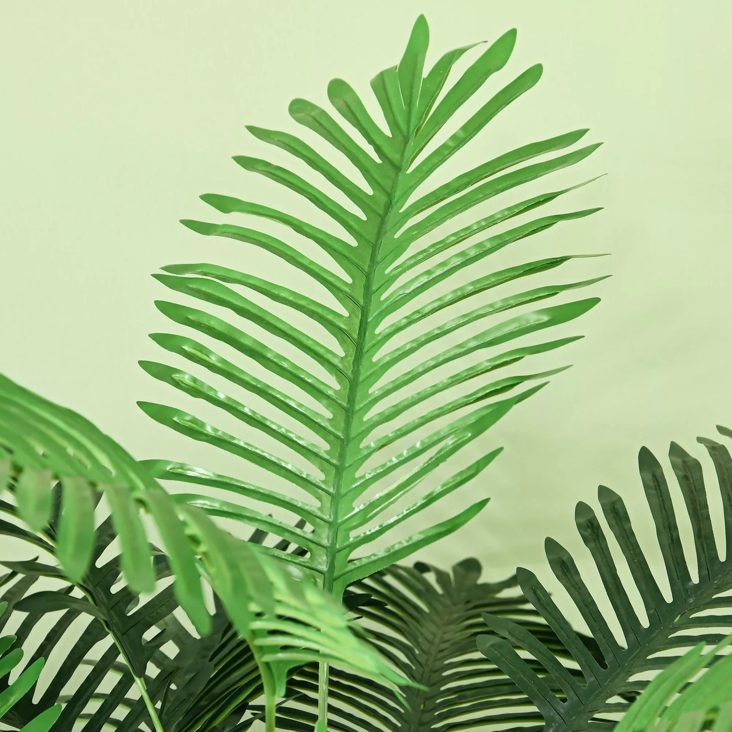 Dirbtinė palmė, 1,6 m, su realistiškais lapais, dekoratyvinis augalas, plastikinė, su vazonu, Ruda+Žalia