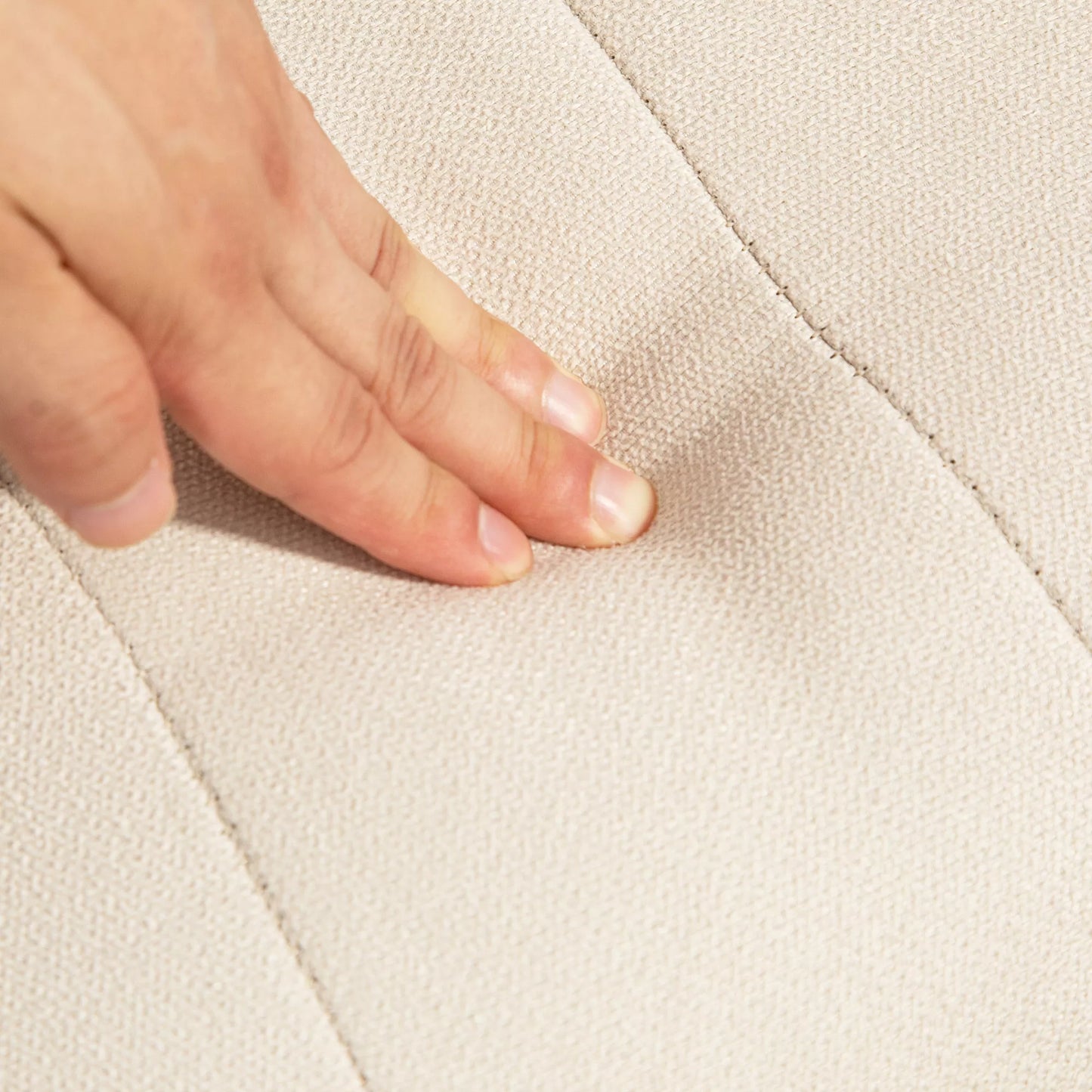 HOMCOM supamasis krėslas su inkstų formos pagalvėle, plačia sėdyne, guminio medžio rėmu, iki 120 kg, smėlio spalvos