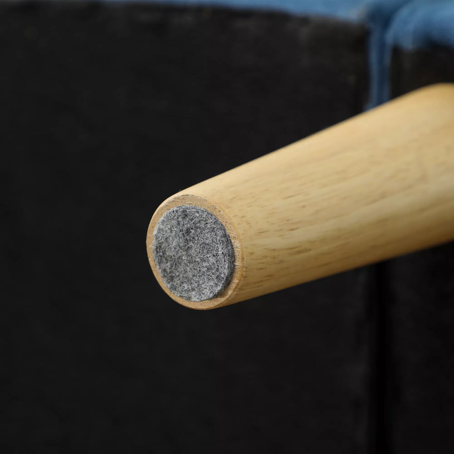 Dviejų vietų sofa su daiktadėže, sagomis apsiūta, pagalvėlės, kaučiukmedžio mediena, 117x62x78cm, mėlyna