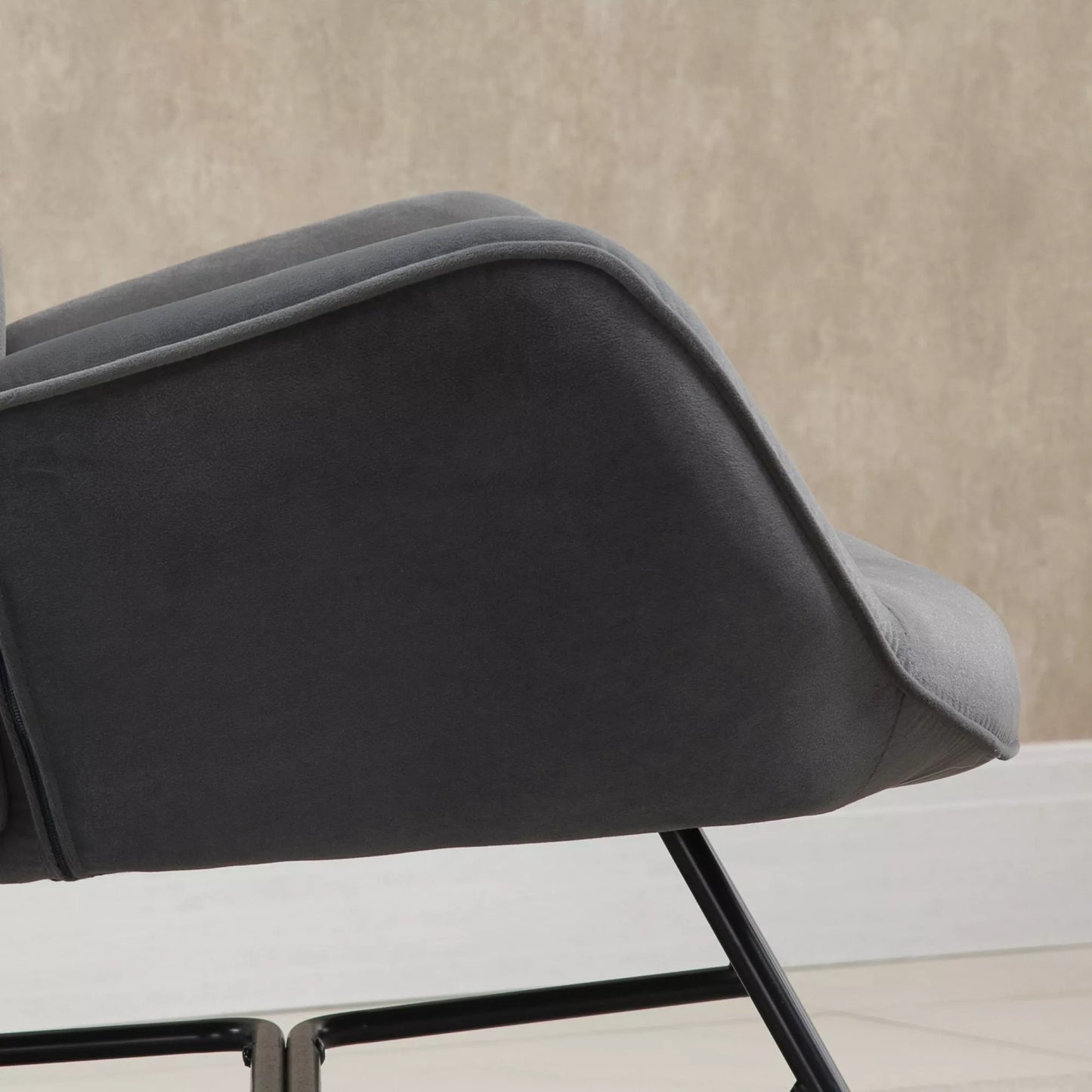 Supamasis krėslas su dygsniavimu, medinės atramos, aksomo išvaizda, iki 150 kg, tamsiai pilkas