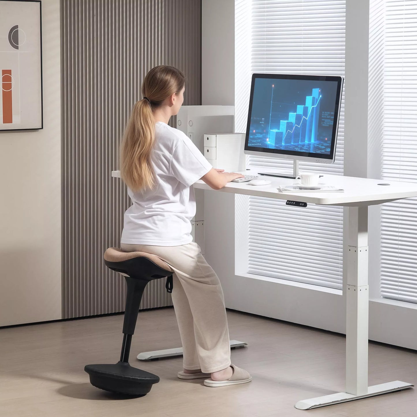 Balansinė taburetė, judama sėdynė, sukamoji, reguliuojamo aukščio, ergonomiška, 34 x 34 x 68,5-83,5 cm, ruda