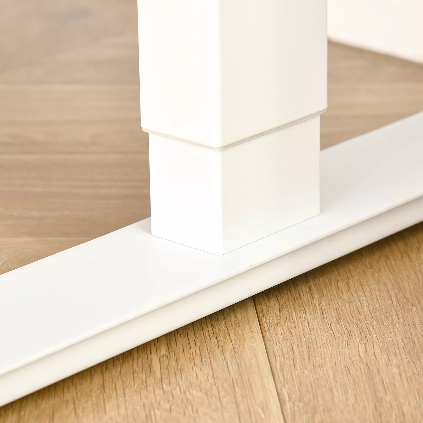 Elektrinis reguliuojamo aukščio stalas 140 x 70 cm, kompiuterio stalas su 4 atminties nustatymais, 4 dalių stalviršis, stovimo-sėdėjimo stalas su apsauga nuo susidūrimo, apsauga nuo perkaitimo, baltas