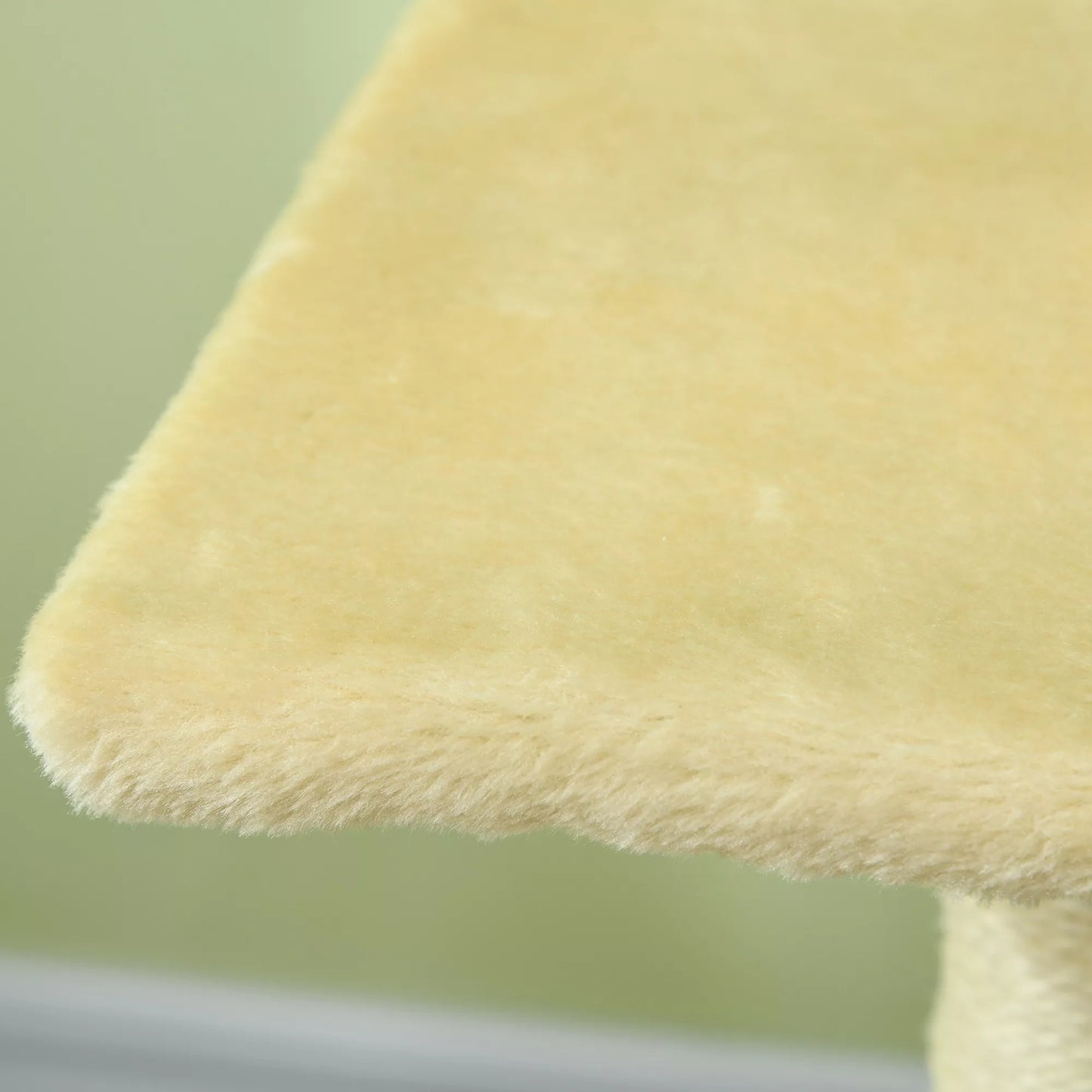 Kačių medis 72 cm, kačių bokštas su pliušiniais kamuoliukais, sizaliniais stulpeliais, platforma, draskykle, kreminės baltos spalvos