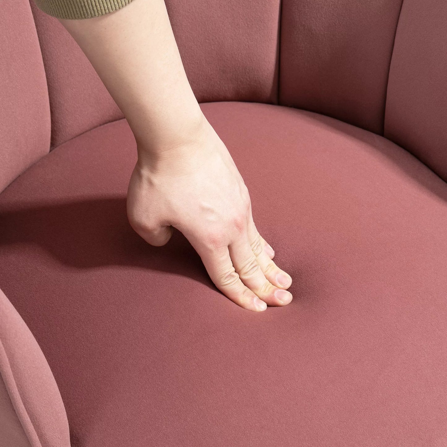 Svetainės fotelis, poilsio fotelis kriaukles formos, atpalaiduojantis fotelis su medinėmis kojomis, minkštas skaitymo fotelis su aksomo išvaizda, paminkštintas fotelis miegamajam, rožinis