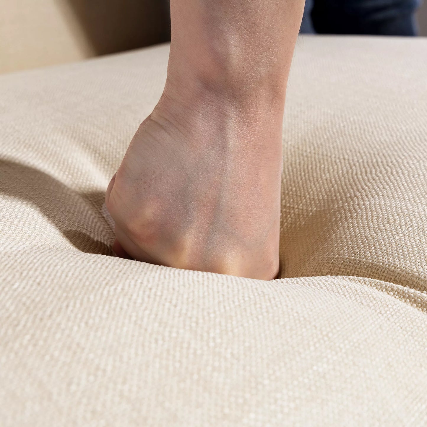 2-vietė sofa, kušėta atlošimo dalis, medinės kojos, storas paminkštinimas, lino išvaizda, skirta mažoms patalpoms, smėlio spalvos