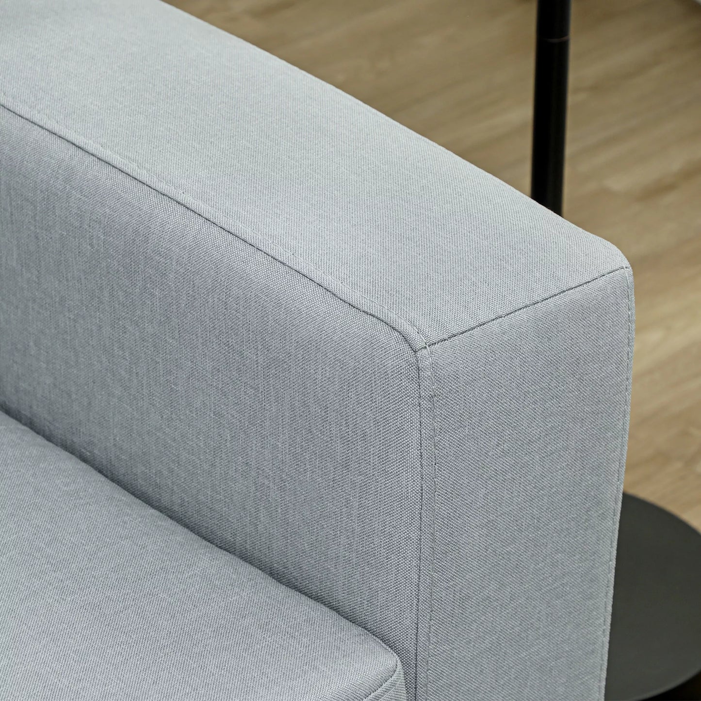 3 vietų sofa, su medinio masyvo rėmu, metalinėmis kojomis, paprastas dizainas, šviesiai pilka