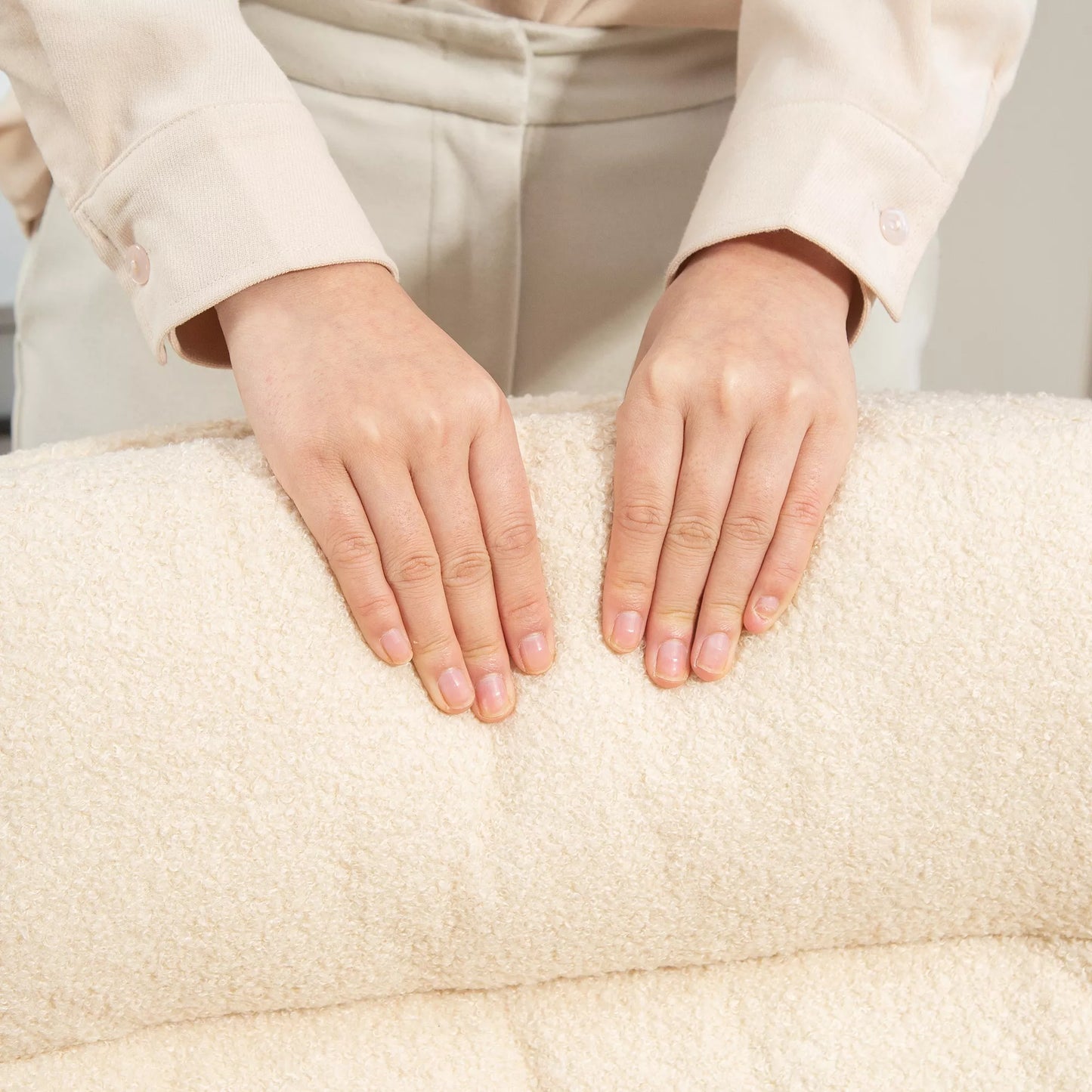 Biuro kėdė, paminkštinta rašomojo stalo kėdė, svyravimo funkcija, pasukama, su ratukais, kreminės baltos spalvos