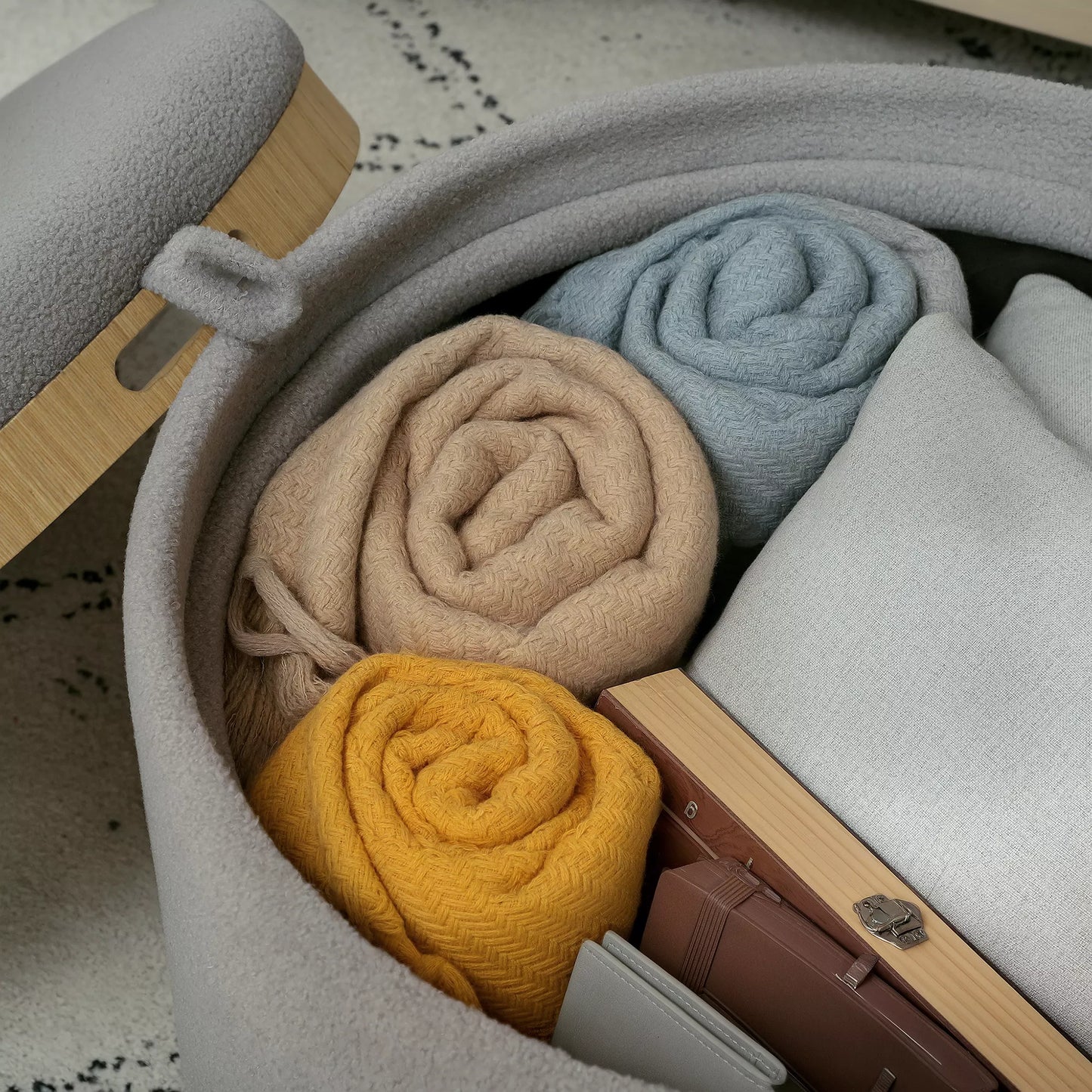 Pufas, Teddy vilnos audinys, paslėpta daiktadėžė, apverčiamas dangtis, 56 cm x 56 cm x 42 cm, Pilkas