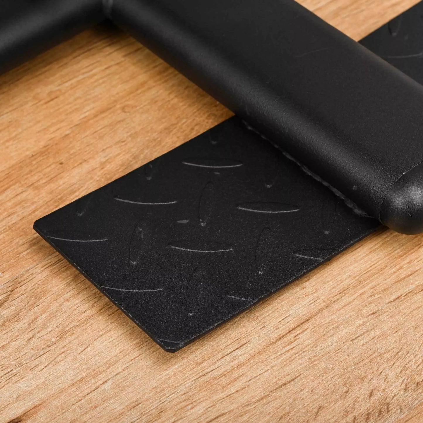 Jėgos stotis „Fitnessstation“ daugiafunkcinis treniruoklis jėgos treniruotėms su virve, 45 kg svarmenimis, juodos spalvos