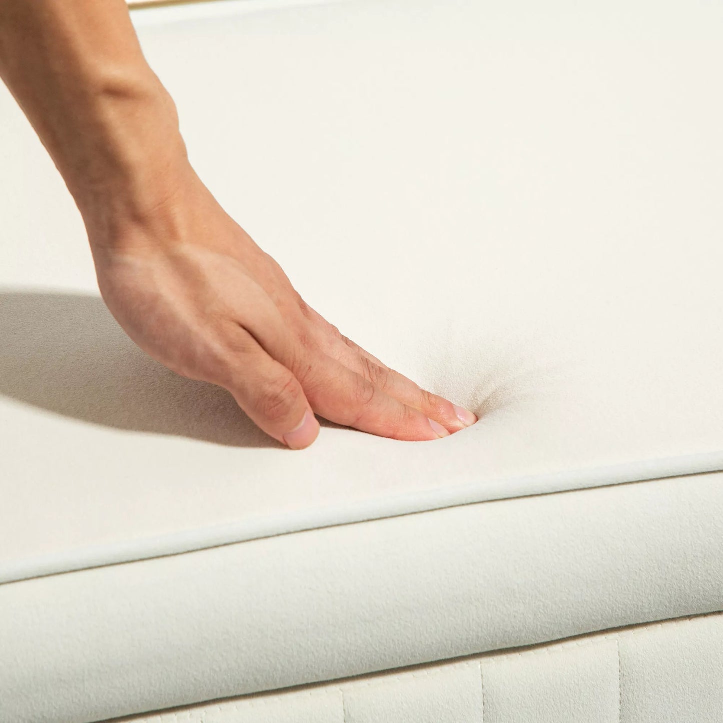 Suolas su atlenkiamu dangčiu ir daiktadėže, audinio apmušalas, metalas, kreminė balta + auksinė