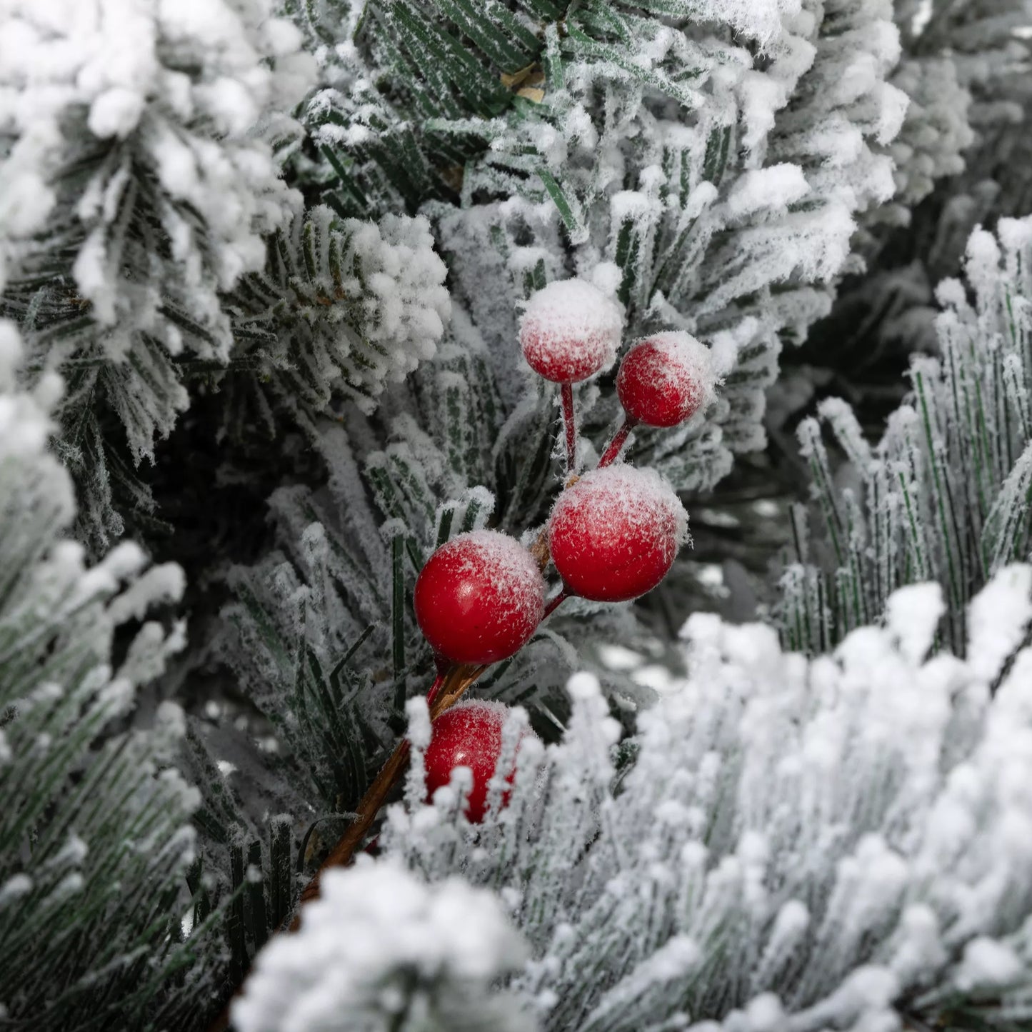 Kalėdinė eglutė su LED apšvietimu, 2 vnt. rinkinys, 107 cm, su kankorėliais, raudonomis uogomis, antipireninė, žalia/balta