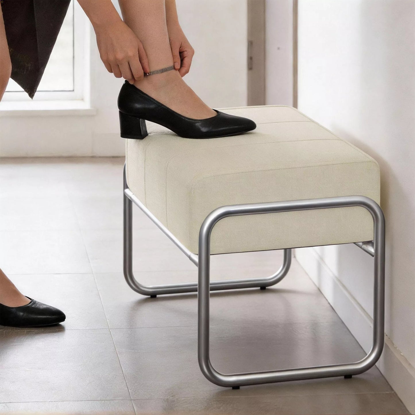 Pėdų pufas Sėdimoji kėdė Storas paminkštintas pufas su šenilio audiniu ir plieninėmis kojomis miegamajam, smėlio spalvos