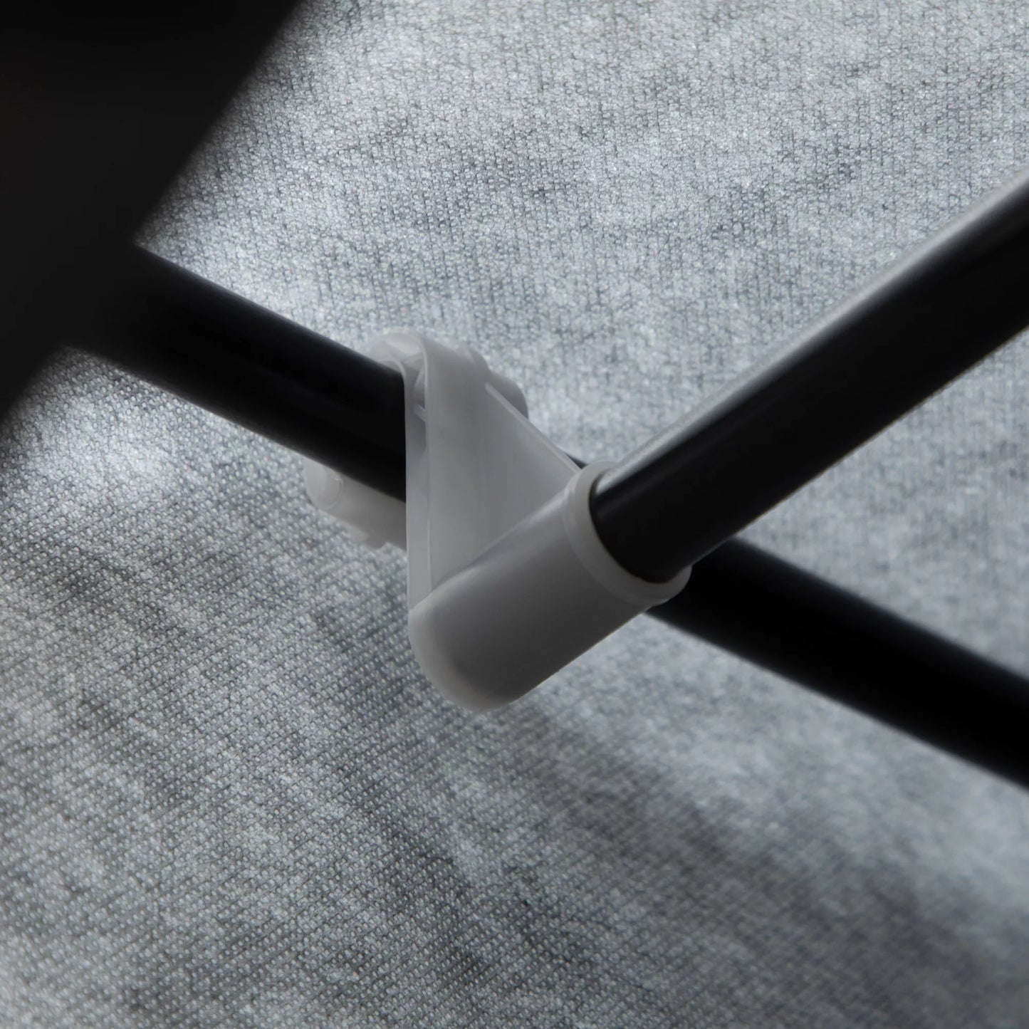 Audinio spinta, laikymo sprendimas, 8 lentynos, 2 drabužių strypai, tamsiai pilka