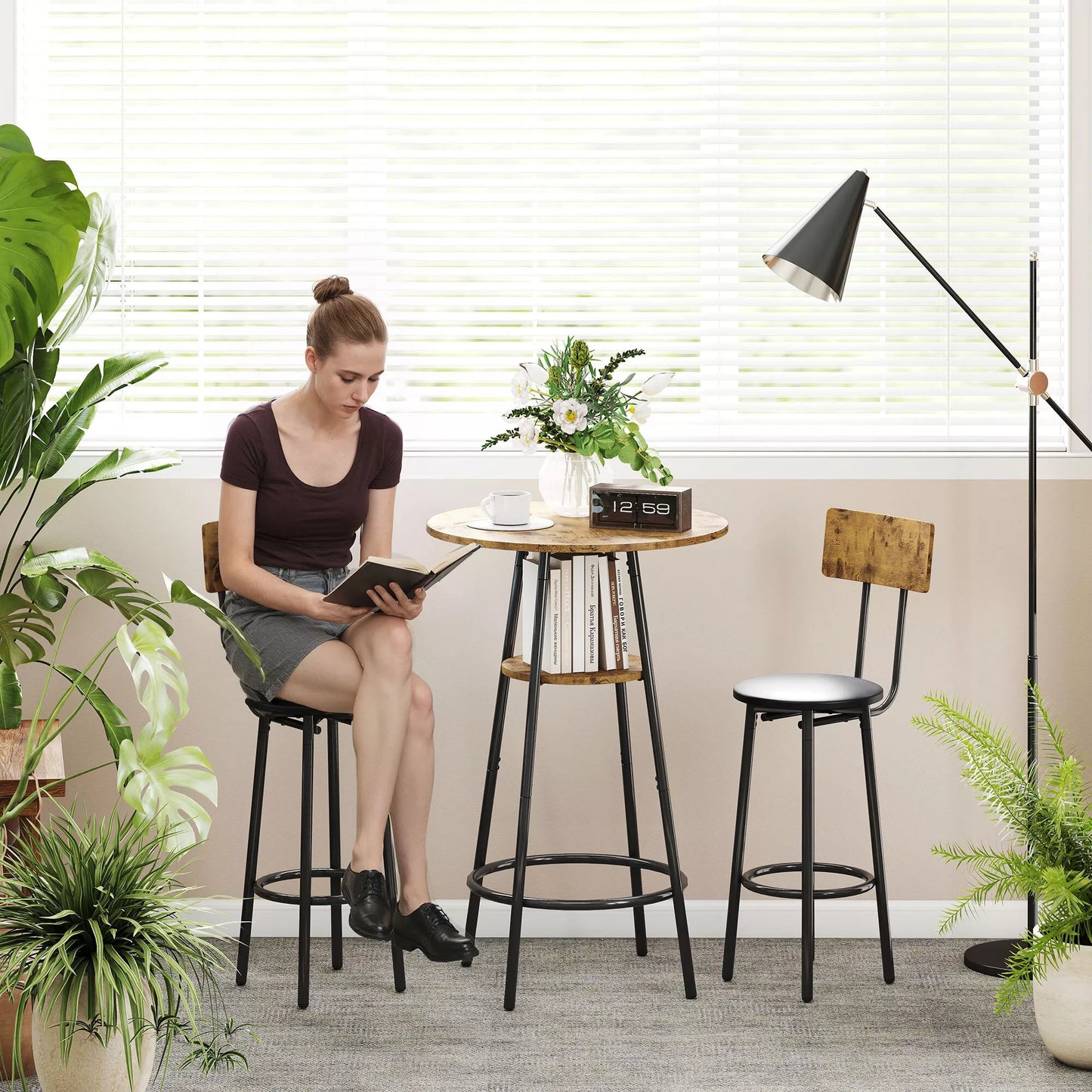 3 dalių baro stalo komplektas su 2 paminkštintomis taburetėmis, dirbtinės odos apmušalais, atlošu, metaliniu rėmu, rudas