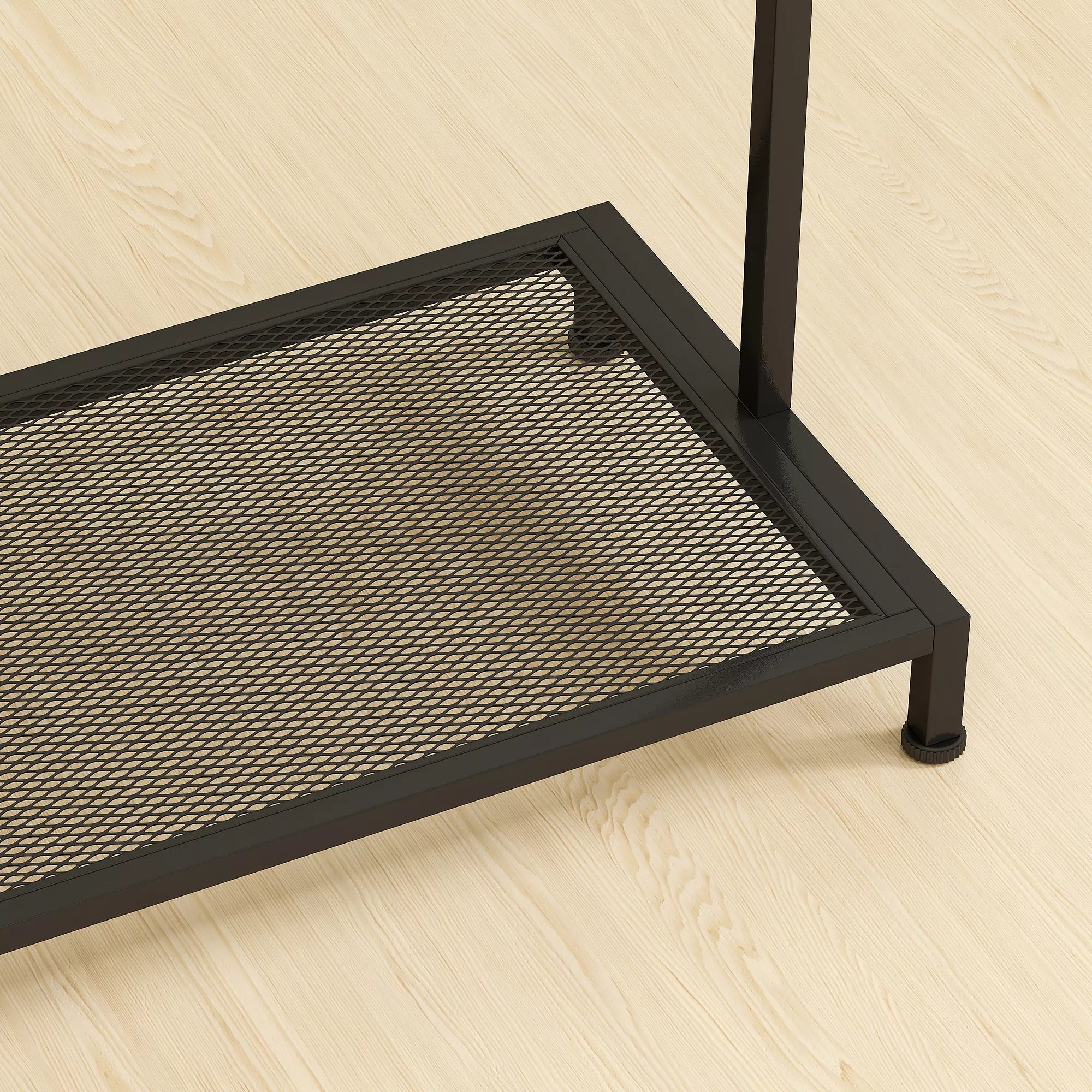 Tinklinkės batų lentynos metalinės siūlės detalė iš arčiau, juodas metalas