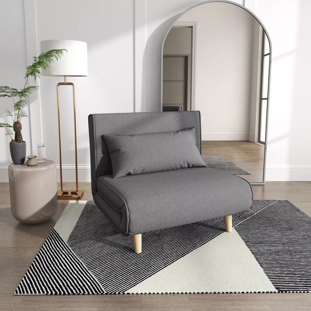Svetainėje pastatyta pilka miegamoji sofa šalia grindinio šviestuvo