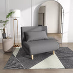 Svetainėje pastatyta pilka miegamoji sofa šalia grindinio šviestuvo