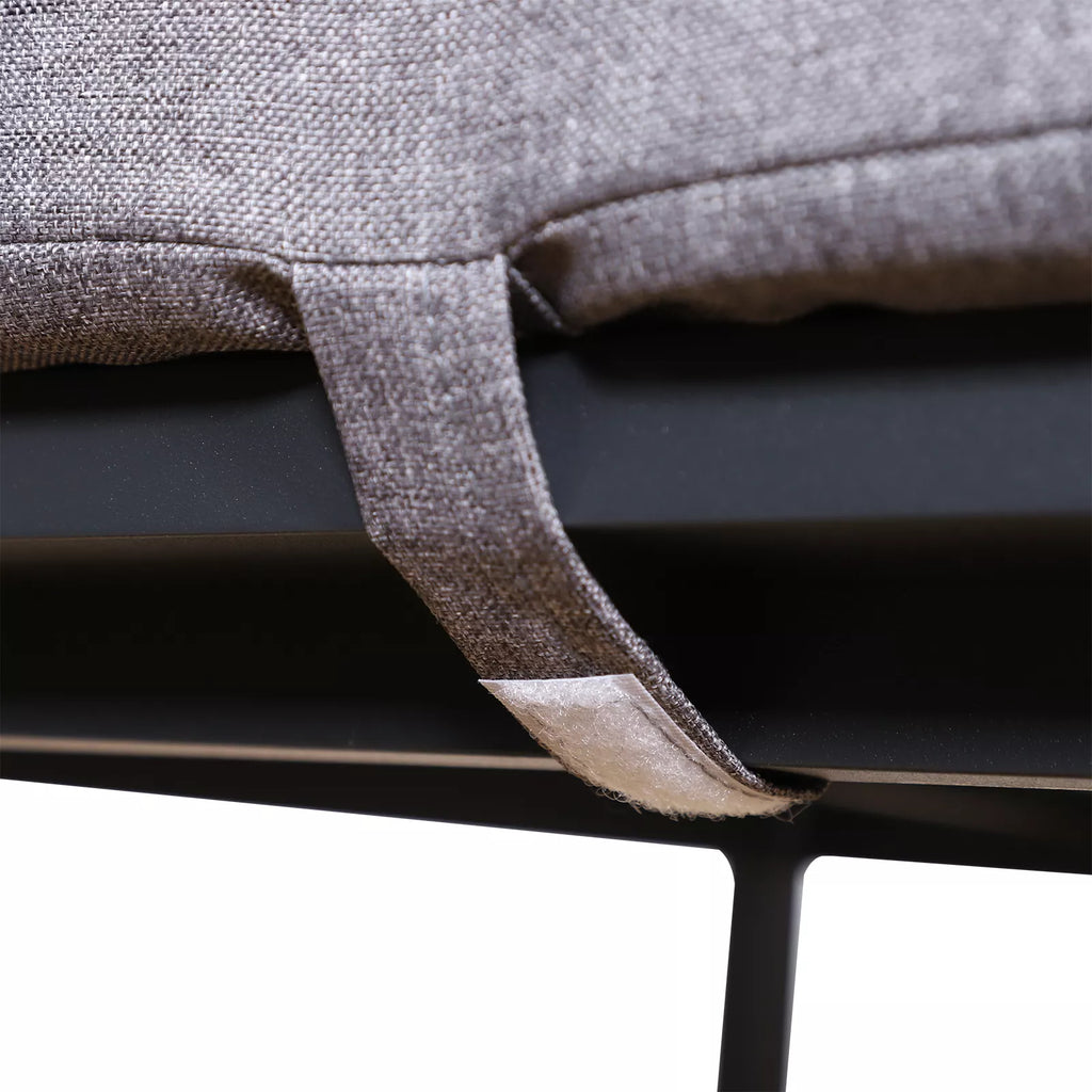 Keturių dalių sodo baldų rinkinys, sėdimoji grupė, sofa su sėdimojo pagalvėlėmis, stalas su daiktų laikymo vieta, poliesteris, pilkos spalvos, 138 x 69 x 63 cm