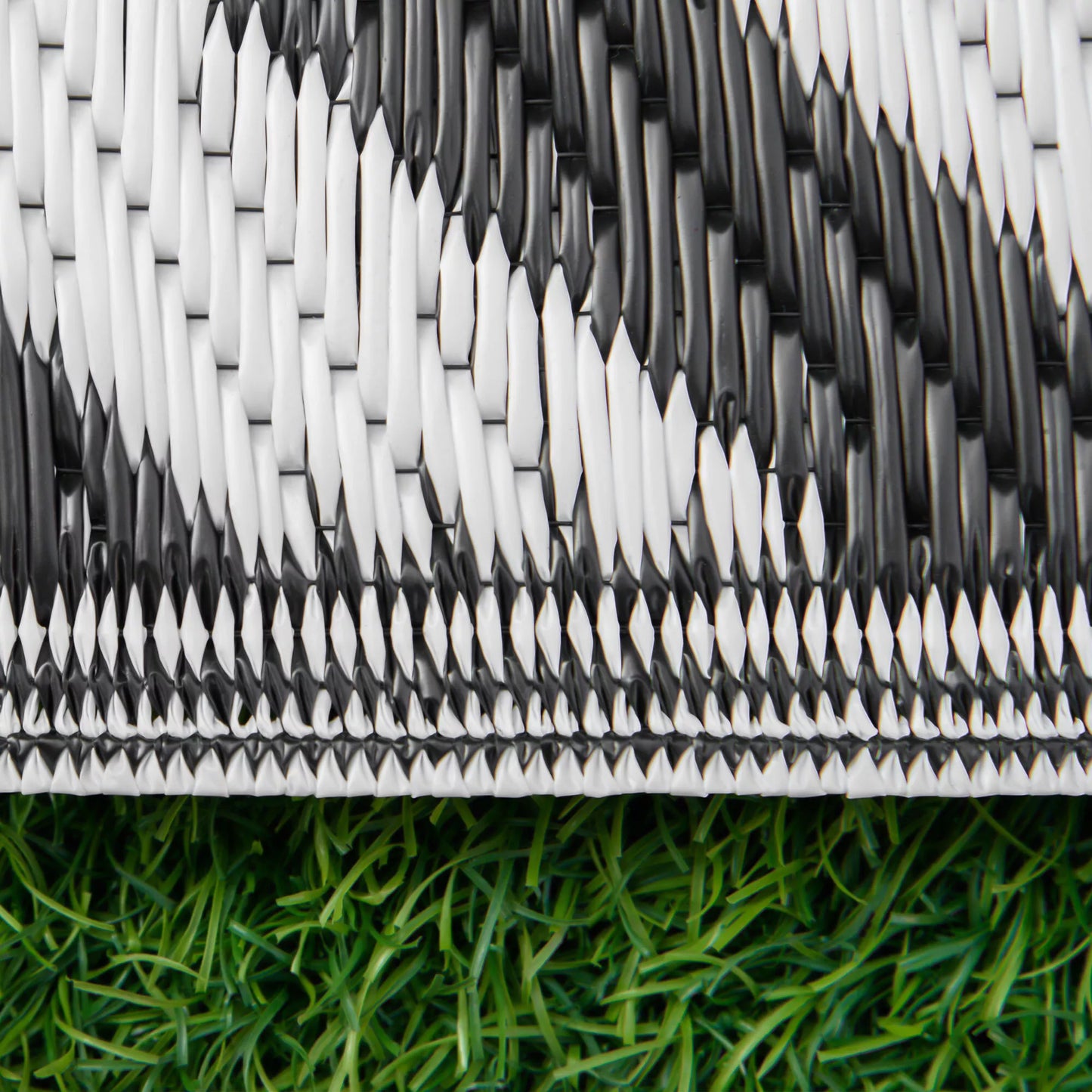 Lauko kilimas, tinkamas naudoti abiejose pusėse, patvarus, kraštai apsaugoti nuo išsiplėšimo, juodas + baltas, 121 x 182 cm