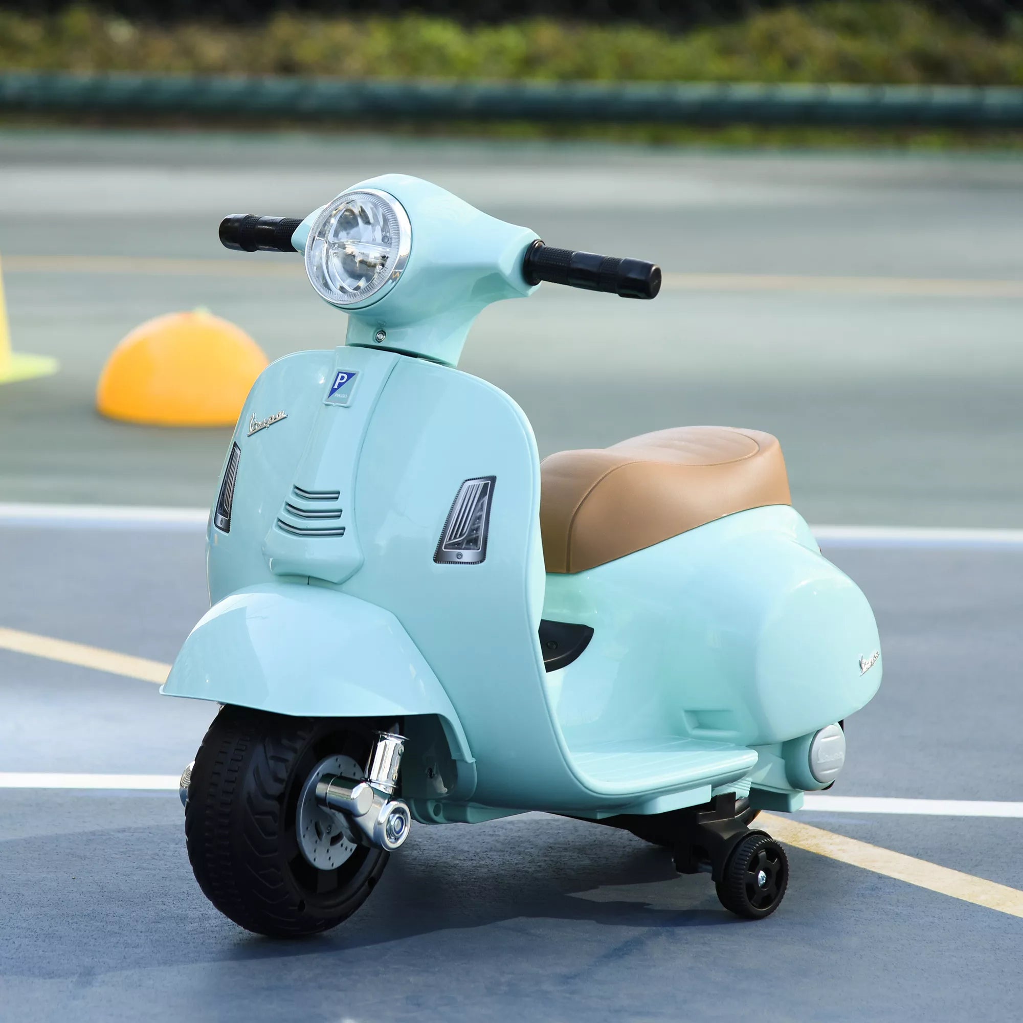 Šviesiai žalias elektromotociklas vaikams aikštelėje lauke