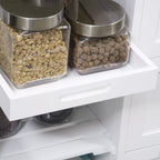 Balto virtuvės vežimėlio atviras stalčius su indais