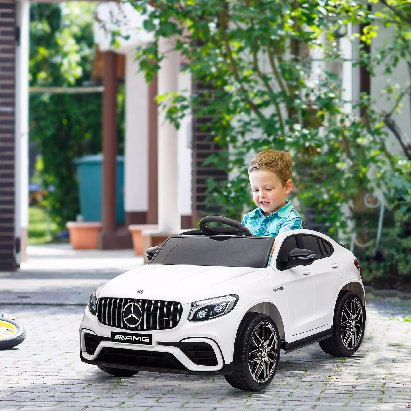12V elektrinis automobilis vaikams Mercedes-Benz AMG GLC63S COUPE su nuotolinio valdymo pultu, saugos diržu, 2 x 35W varikliais, MP3 grotuvu. Rekomenduojama 37-60 mėn. Spalva: balta. Matmenys: 115 x 70 x 55 cm