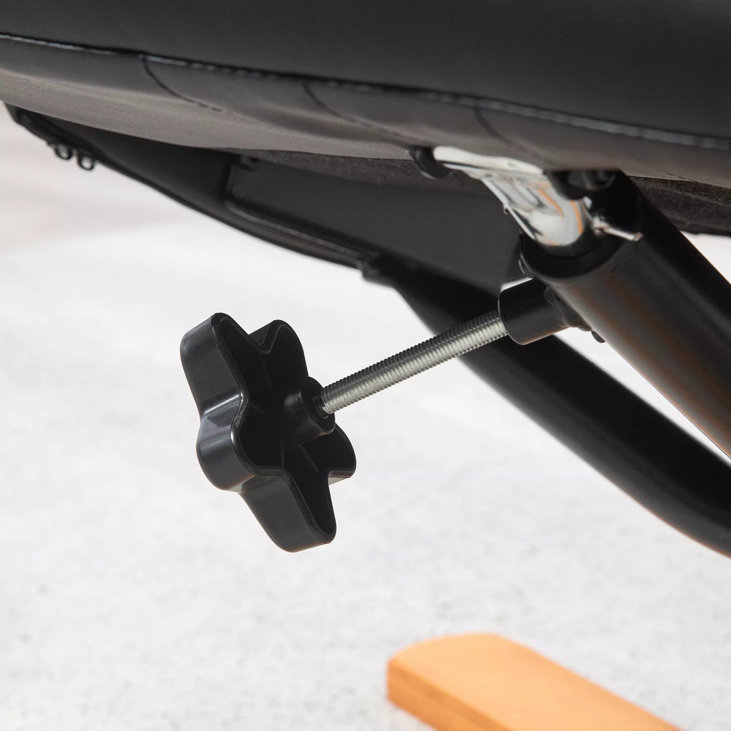 Poilsio fotelis su pakoja, atlošimo funkcija, dirbtinės odos apmušalas, iki 150 kg, 71 x 84 x 102 cm, Juodas