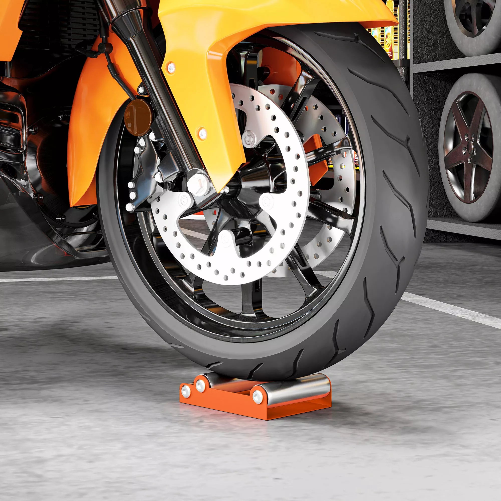 Oranžinis motociklo rato stovas po galiniu ratu garaže