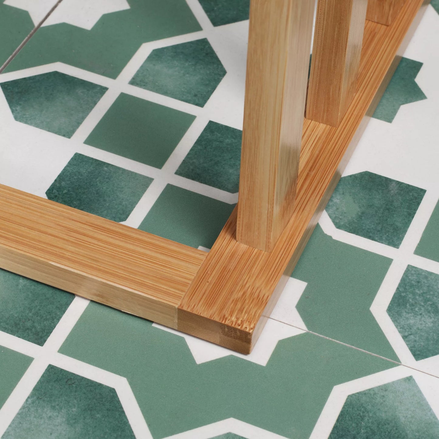 Rankšluosčių laikiklis iš bambuko. 3 dalių dizainas, 3 rankšluosčių strypai 48 cm x 25,8 cm x 94 cm, natūralus + baltas