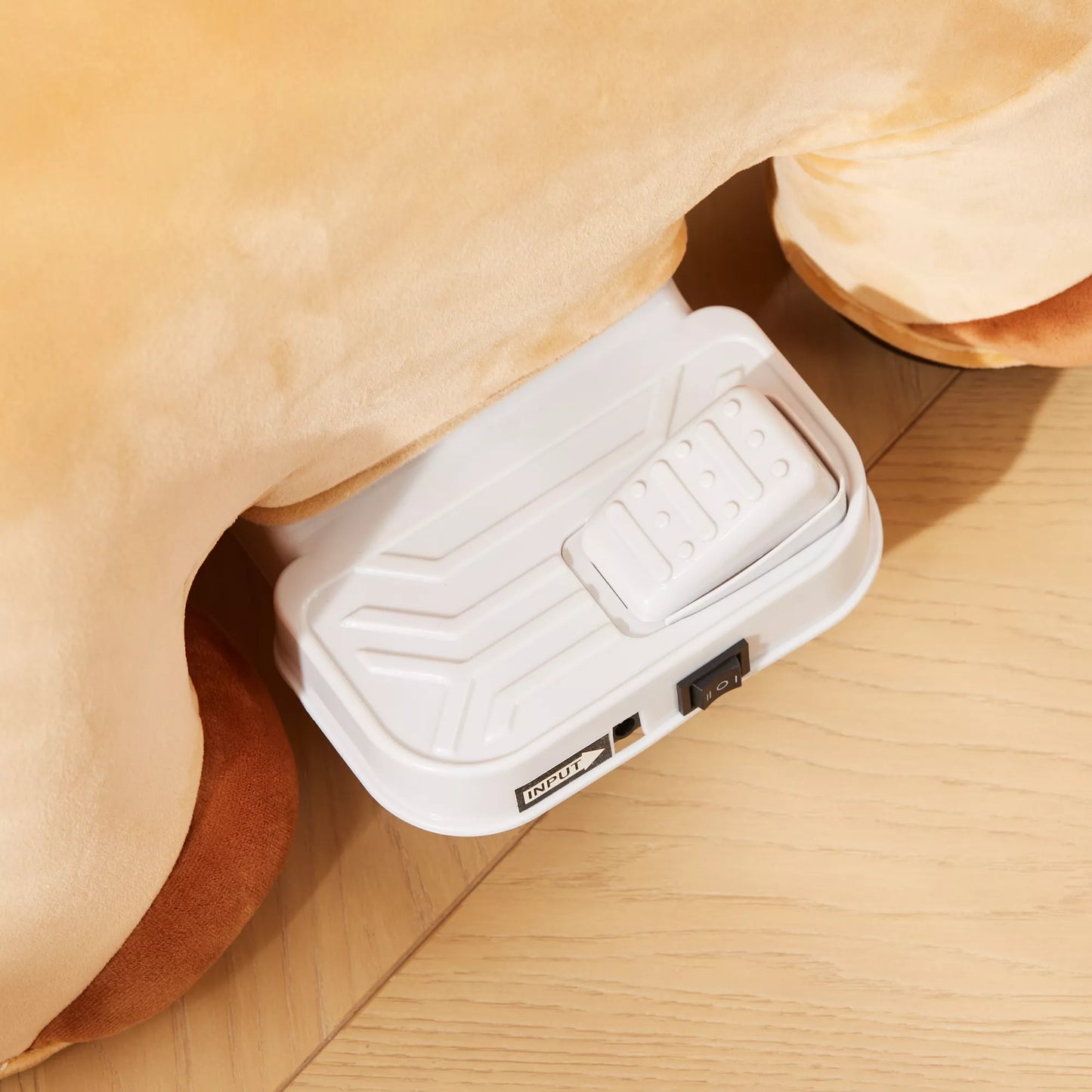 Elektrinis 6V arkliukas vaikams, veikiantis baterijomis, su muzikos funkcija ir judėjimu pirmyn, 18-36 mėn., rudas