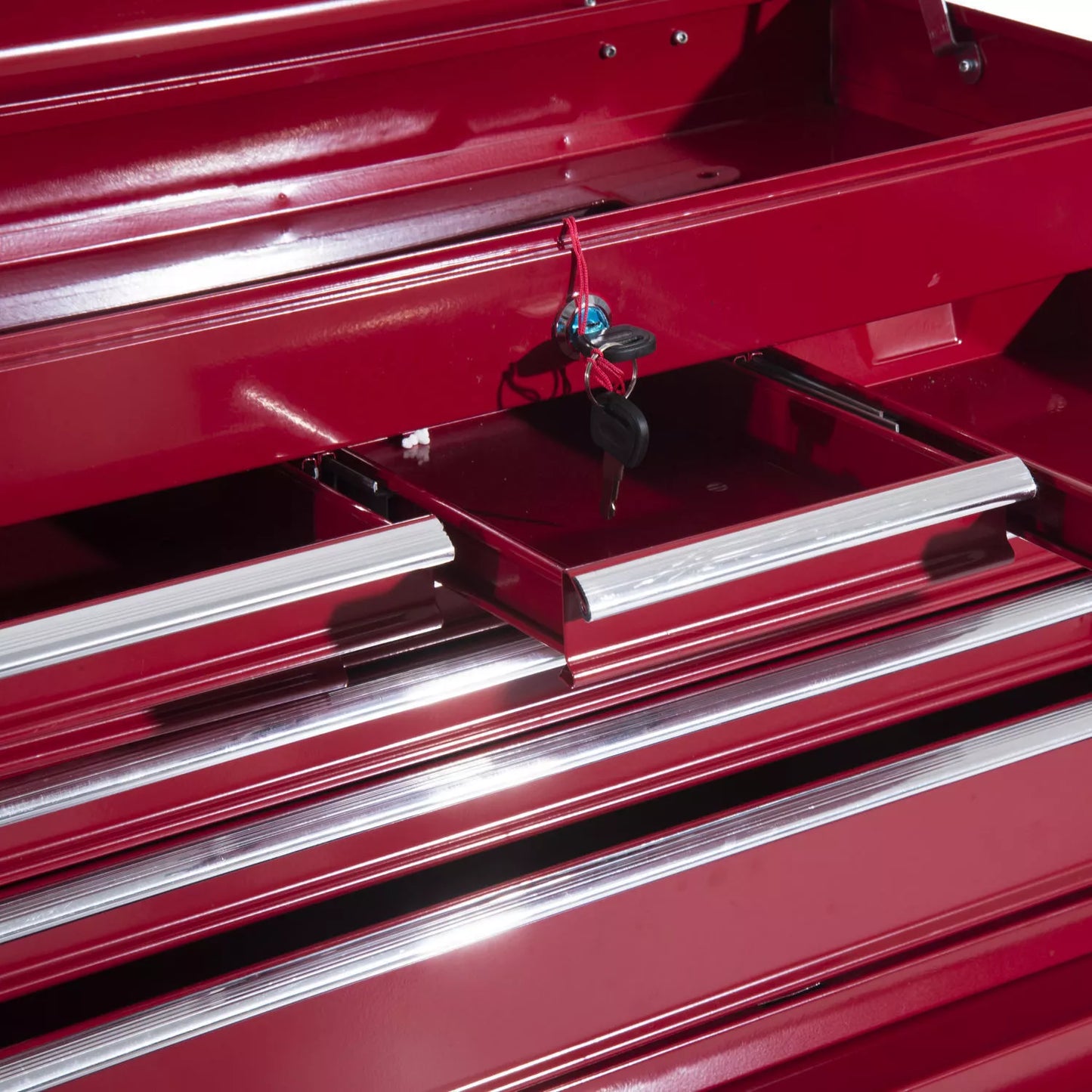 Serviso vežimėlis su įrankių dėže, tuščias užrakinamas įrankių vežimėlis su stalčiais, įrankių skyrius, raktai ir neslystančios kilimėliai, raudonas