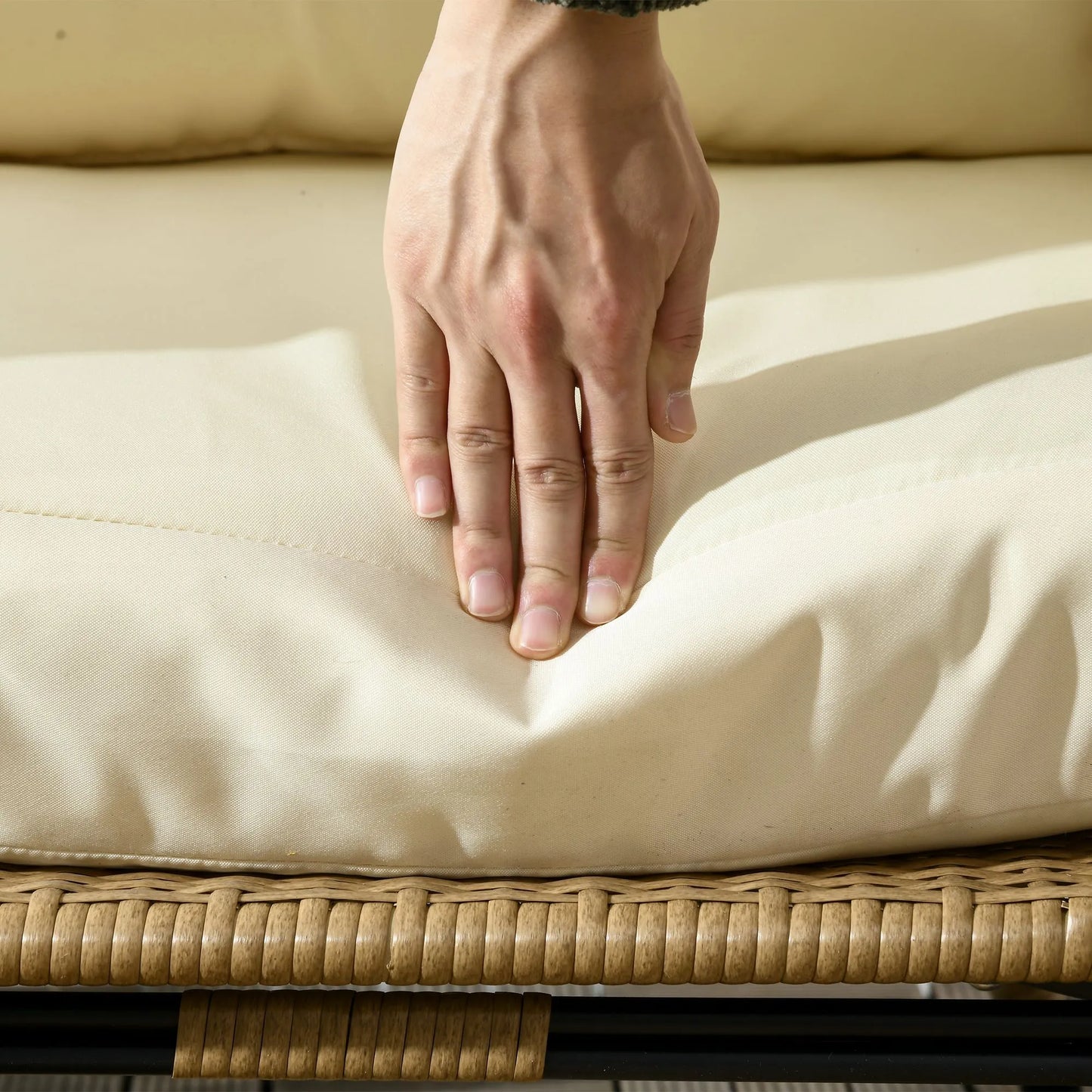 Pintas krėslas su ratano išvaizda, minkštos sėdynės pagalvėlės, aliuminio rėmas, chaki+smėlio spalvos, 105 x 90 x 148 cm