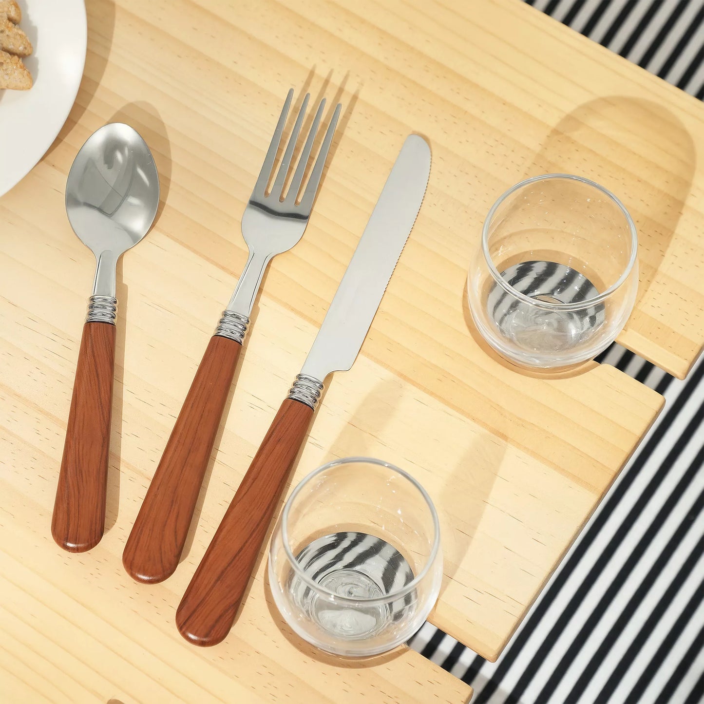 Iškylų krepšys iš gluosnio medienos, iškylų lagaminas 4 asmenims su iškylų užklotu, stalo įrankių rinkiniu, butelių atidarytuvu, šviesiai rudos spalvos