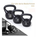 Trys skirtingo svorio kettlebell sunkmenys šalia vyro, atliekančio atsispaudimus