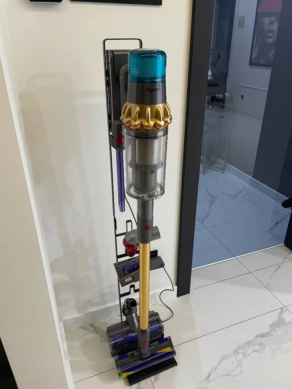 Stovas Dyson stovas dulkių siurbliui V7 V8 V10 V11 V12 V15 Gen5 – laikiklis su priedų laikikliais dulkių siurbliui V7 V8 V10 V11 V12 V15 Gen5 – laikiklis su priedų laikikliais