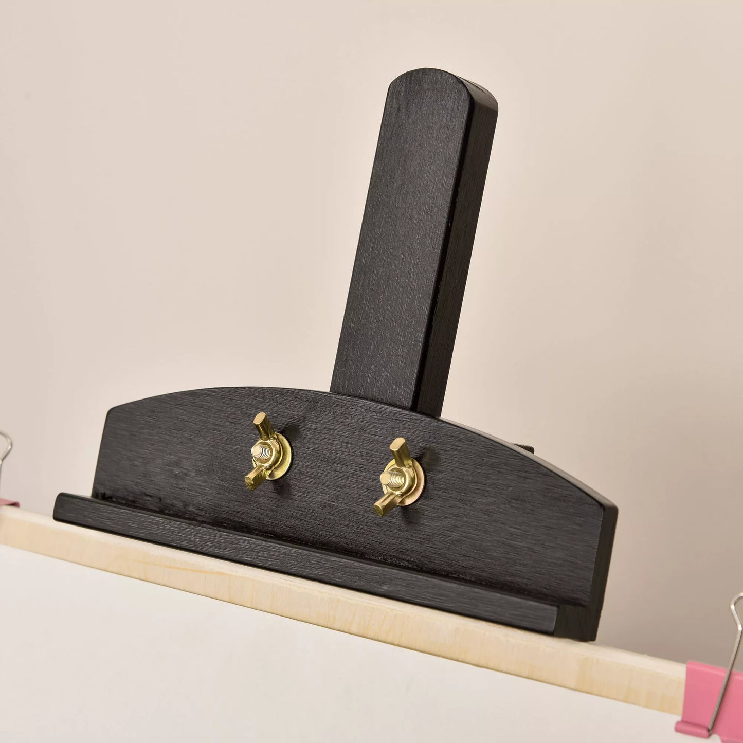 Medinis stovas 134,5 cm aukščio, skirtas drobėms iki 108 cm, studijinis/lauko stovas tapybai, eskizams, vestuvėms, parodoms, juodos spalvos