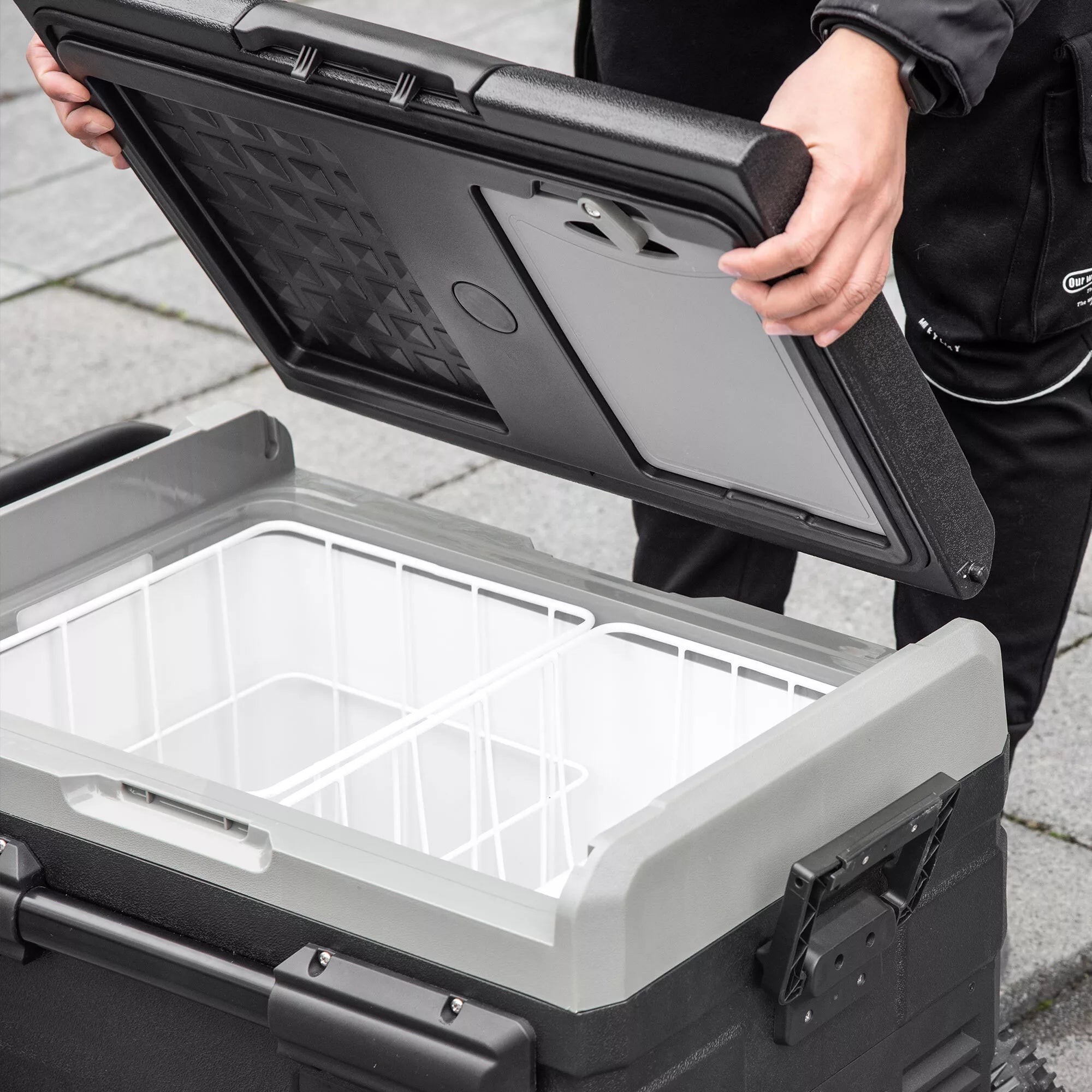 Šaldymo dėžė automobiliui 40 l su LED apšvietimu Kompresorinis automobilinis šaldytuvas su rankenomis Transportavimo ratukai Laivas Kempingas Kelionės 12/24 V DC ir 110–240 V AC Pilka + juoda