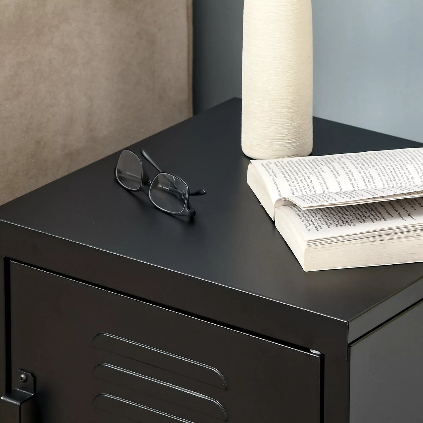 Naktinis staliukas, pagalbinis staliukas su reguliuojama lentyna, durelėmis, naktinė spintelė miegamajam, svetainei, metalinis, juodas, 50 x 40 x 47,5 cm