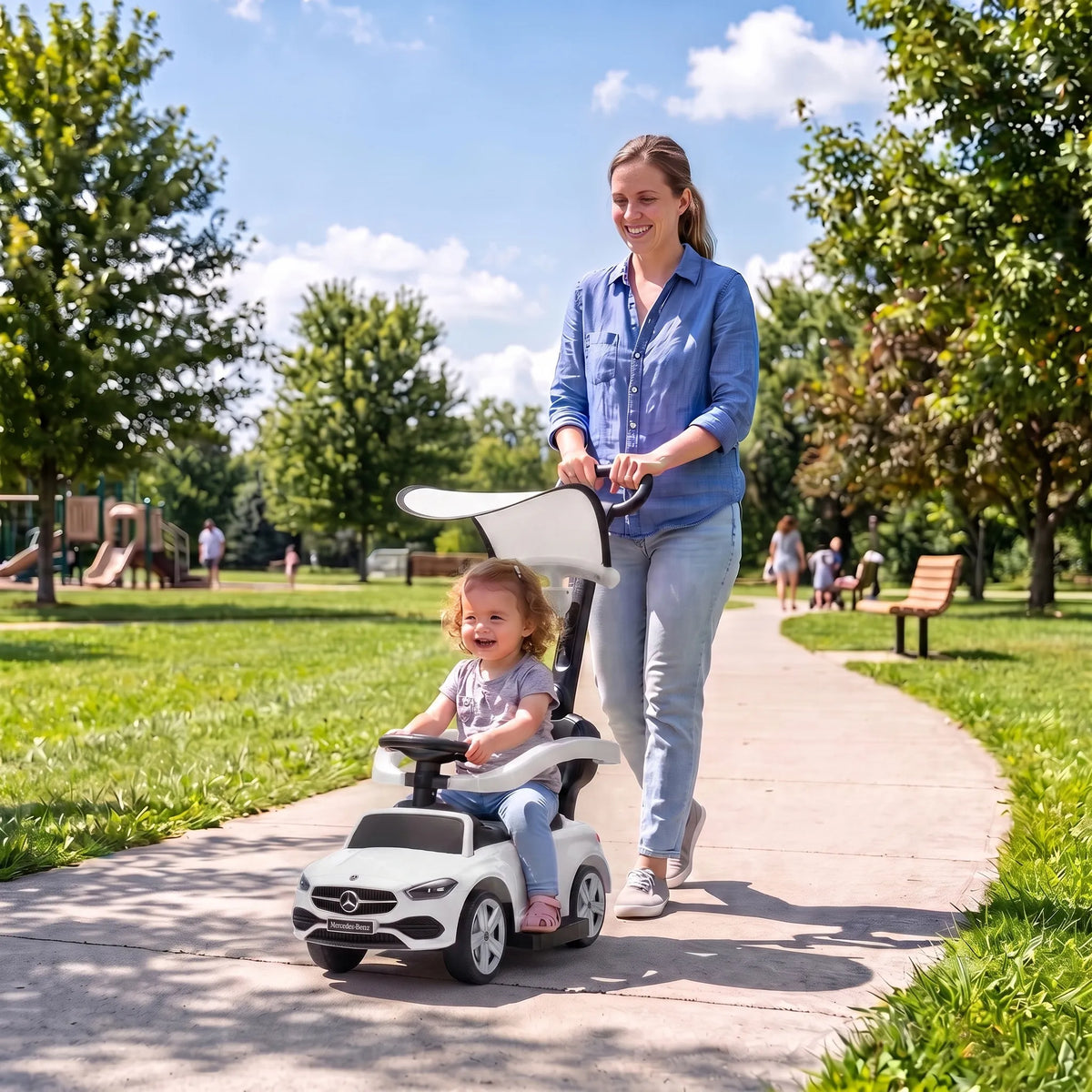Mama stumia mergaitę baltame automobilyje-stumduke parko takeliu