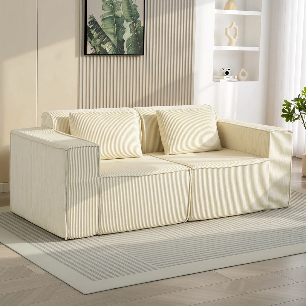 3 vietų sofa, minkšta putų struktūra, platūs porankiai, 2 pagalvėlės, velveto apmušalas, smėlio spalvos