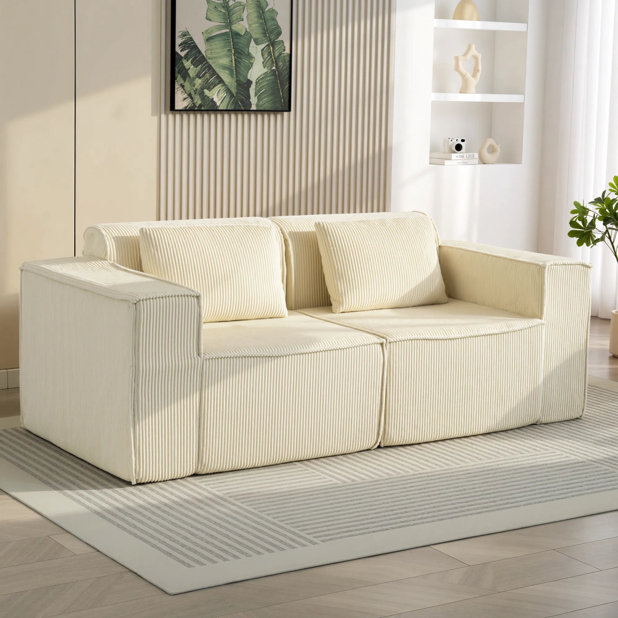 3 vietų sofa, minkšta putų struktūra, platūs porankiai, 2 pagalvėlės, velveto apmušalas, smėlio spalvos