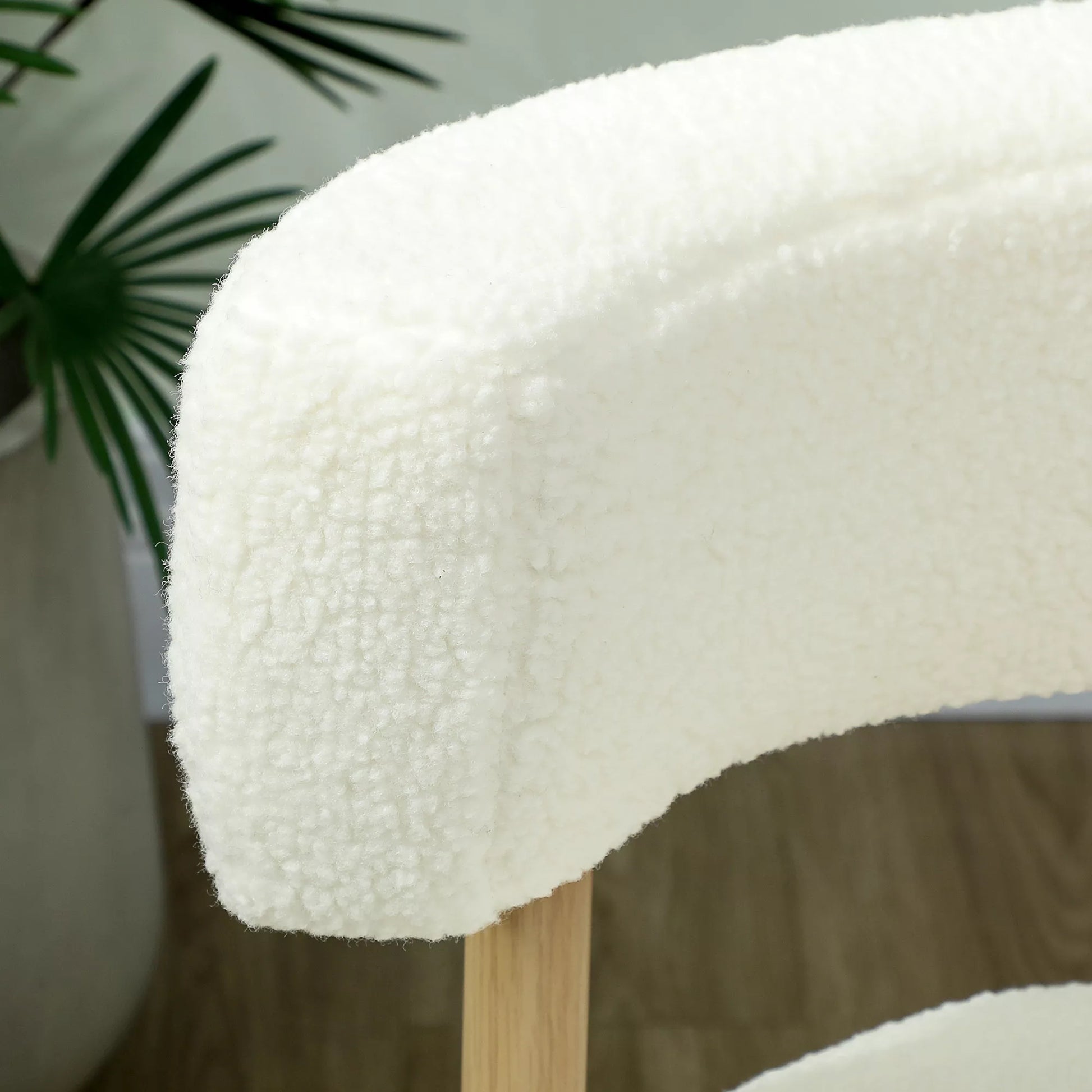 Krėslas poilsiui su Sherpa vilnos audiniu, metalinėmis kojelėmis medžio išvaizda, apmuštas krėslas 67 x 67 x 71 cm kreminės baltos spalvos