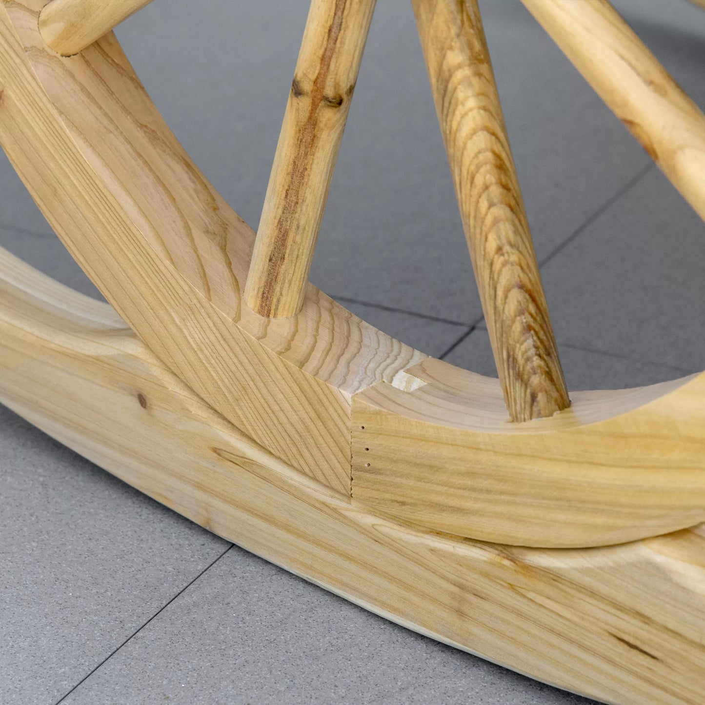 Rustikinis supamasis krėslas, sodo kėdė, vežimo rato dizainas, atsparus atmosferos poveikiui, pušies mediena, 68 x 88 x 92 cm