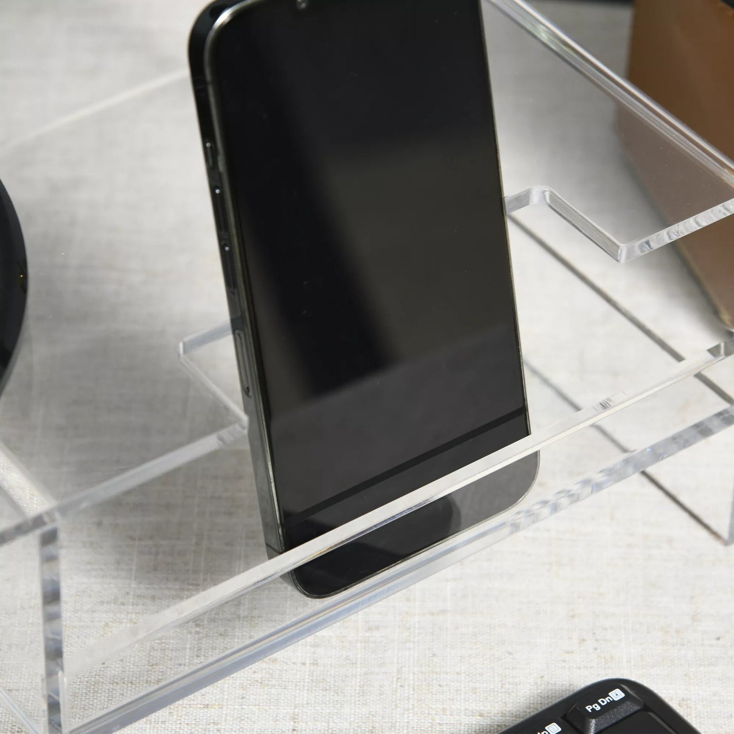 Skaidrus monitoriaus stovas su klaviatūros dėklu, 2 pakopų, akrilinis, tinka monitoriams iki 24 colių, matmenys 50,8 x 19 x 12 cm