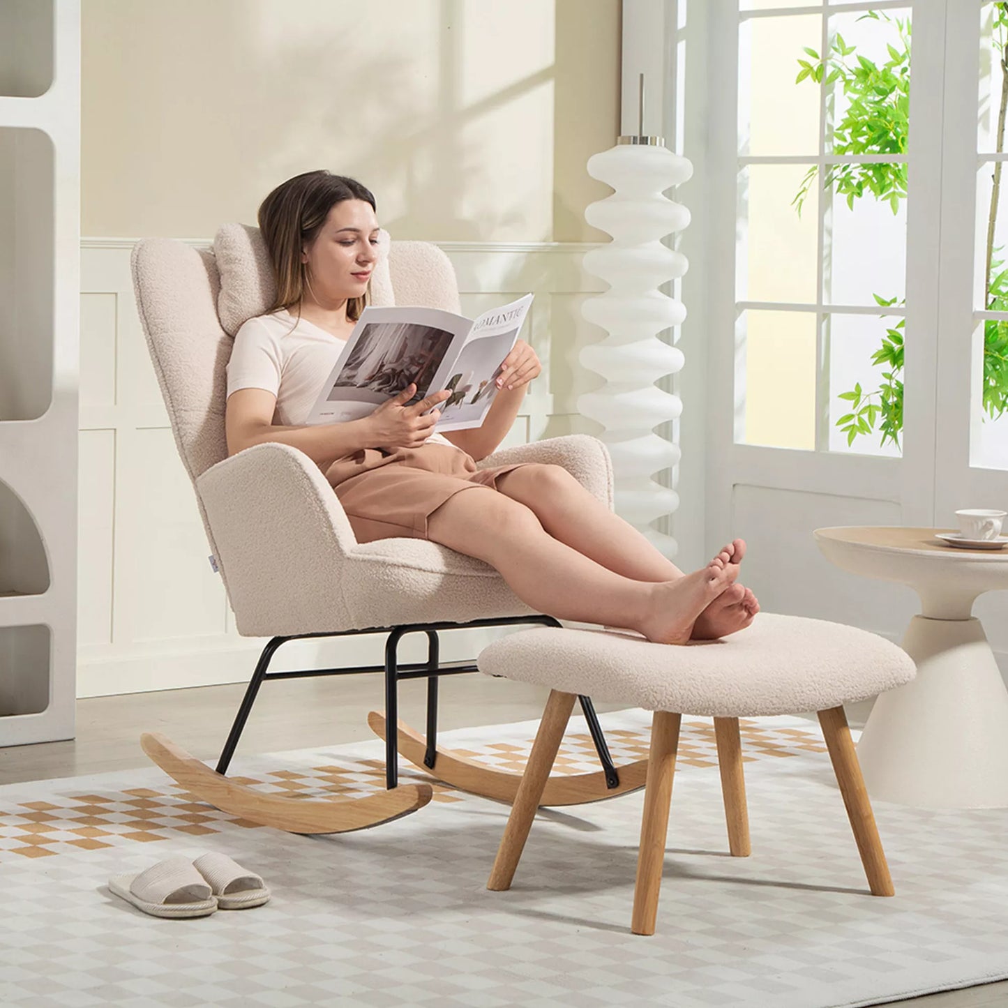 Sūpynės kėdė su pufu, minkštu fliso apmušalu, medinėmis kojomis, pagalvėle, aukštu atlošu, sūpynės krėslas, smėlio spalvos