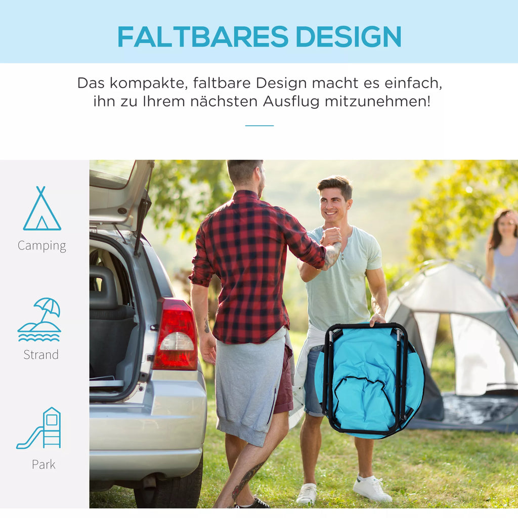Žmonės prie automobilio su sulankstoma mėlyna kempingo kėde