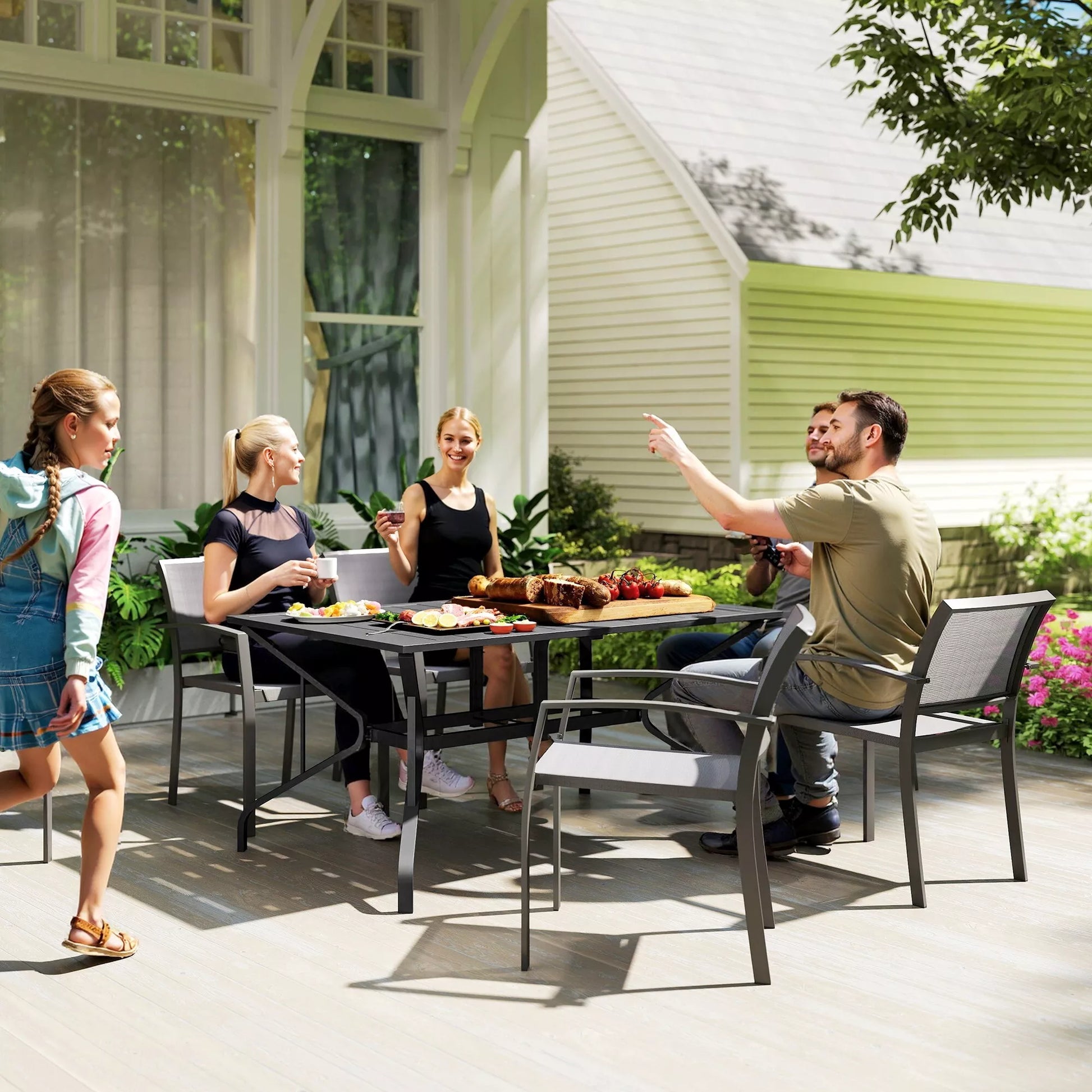 Sodo stalas iš plieno 150x90 cm Atsparus atmosferos poveikiui balkono stalas su skėčio skyle, lamelių dizainas, skirtas 6 asmenims Juodas