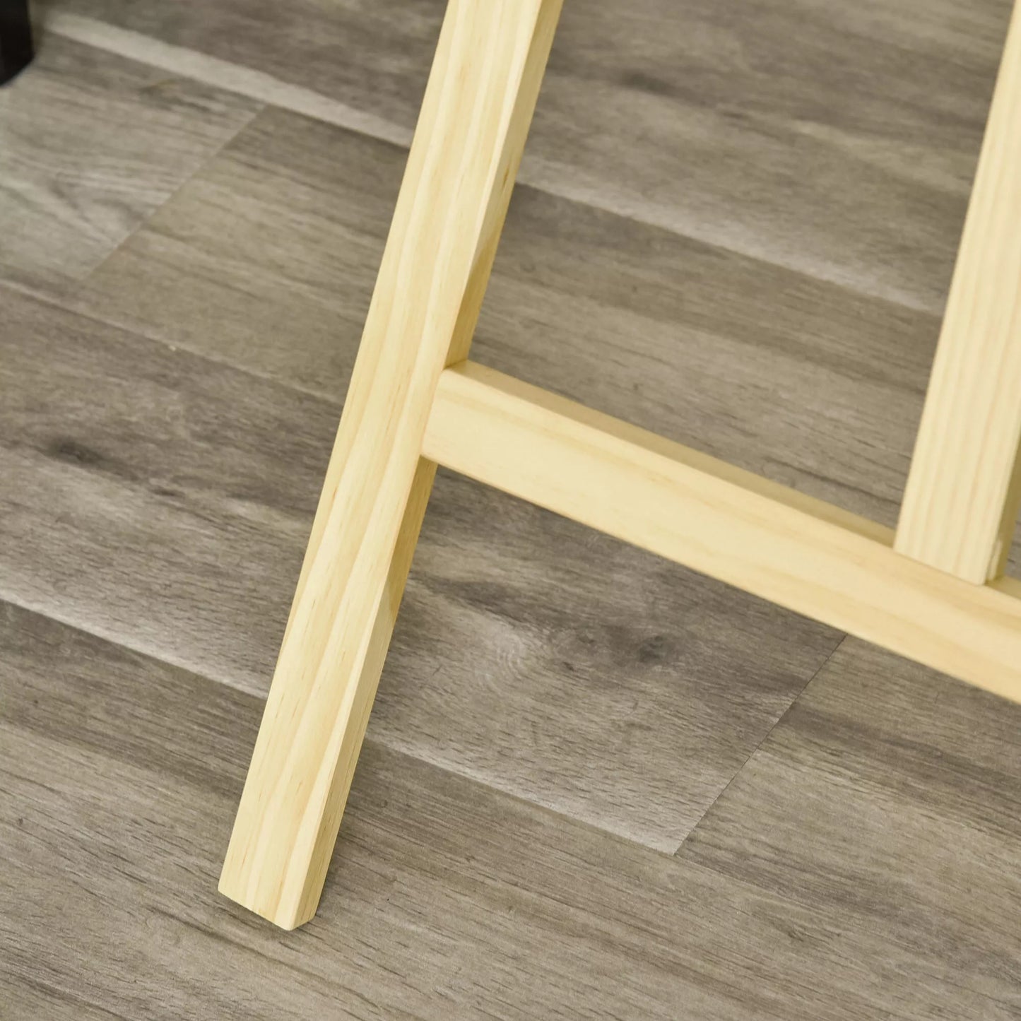 Medinis molbertas, 134,5 cm aukščio, skirtas iki 108 cm aukščio drobėms. Lauko, studijos molbertas tapybai, piešiniams, vestuvėms, parodoms. Natūralus medis.